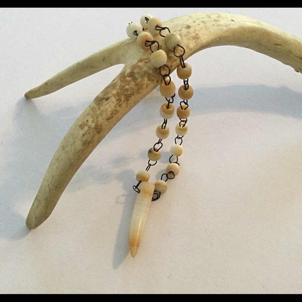 Vintage Horn Necklace. Agate Carved Natural Stone Horn Necklace